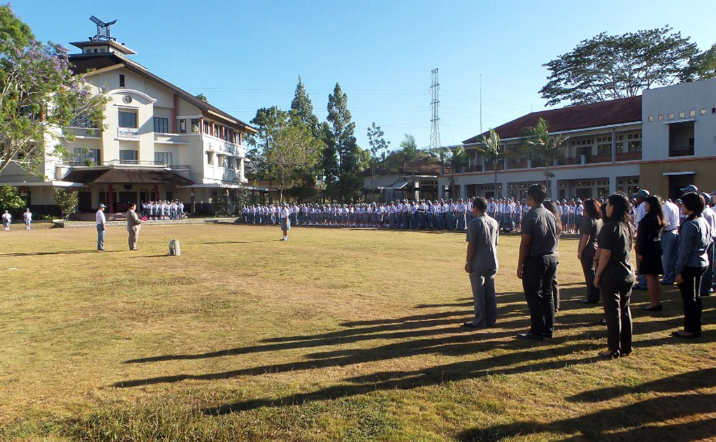 Teachers and students stand in the private school’s central courtyard for a flag ceremony. Photo courtesy of the author

