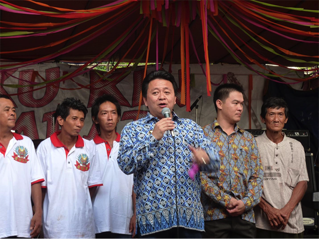 Then Mayor of Singkawang, Hasan Karman, wearing a Chidayu batik motif shirt, giving a speech at a Chinese temple during a God’s Birthday Party, Singkawang, 2011. Photo by author.