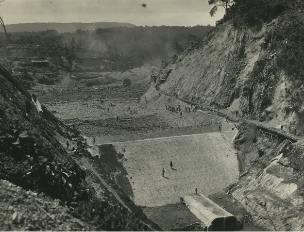 Figure 2. ‘Building a dam at Bodjonegoro, Jawa Timur (1930).’ Source: Leiden University Libraries, Digital Collections, Southeast Asian and Caribbean (KITLV) Images, KITLV 91030.